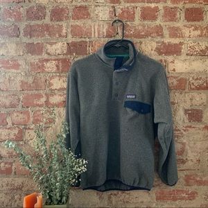 Patagonia synchilla snap t pullover. Men small. Grey/ navy blue